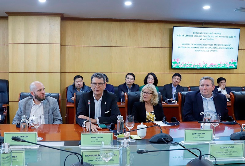 International experts provide advices on environmental protection efforts