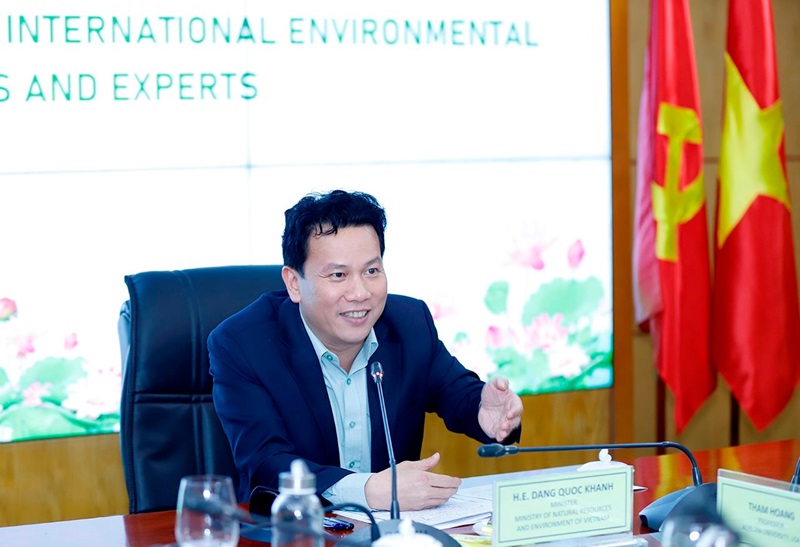 International experts provide advices on environmental protection efforts