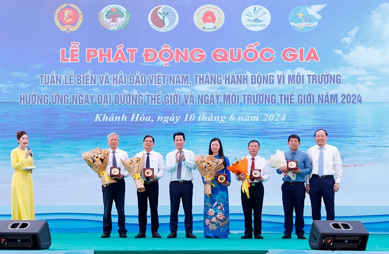 Minister Dang Quoc Khanh launches Vietnam's Sea and Island Week and Environmental Action Month 2024