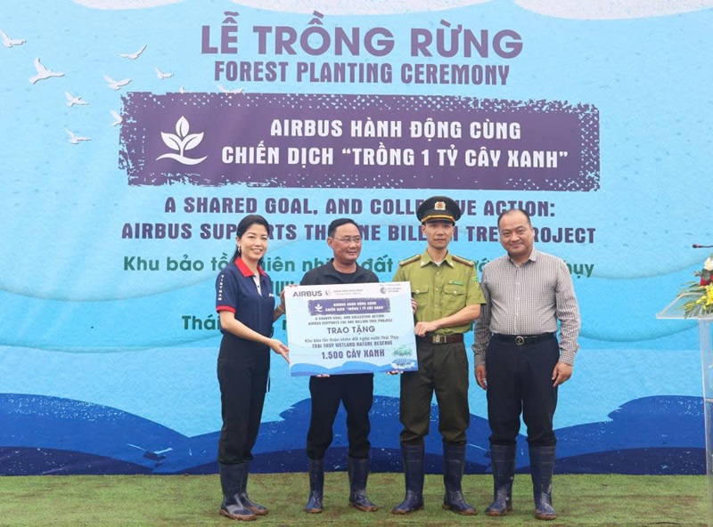 Thai Binh plants 1,500 mangrove apple trees at Thai Thuy wetland nature reserve