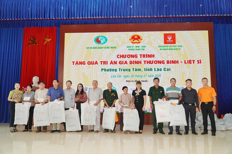 Agriculture and Environment Magazine honors families of wounded and fallen soldiers in Lao Cai