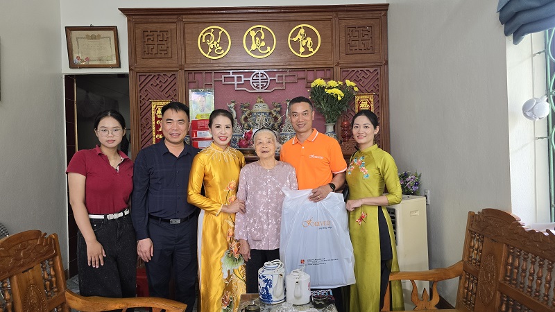 Agriculture and Environment Magazine honors families of wounded and fallen soldiers in Lao Cai