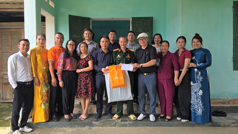 Agriculture and Environment Magazine honors families of wounded and fallen soldiers in Lao Cai