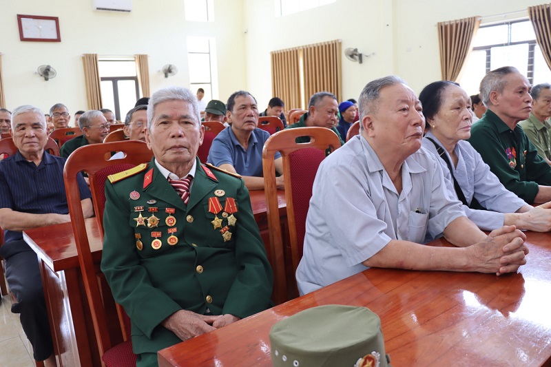 Agriculture and Environment Magazine honors families of wounded and fallen soldiers in Lao Cai