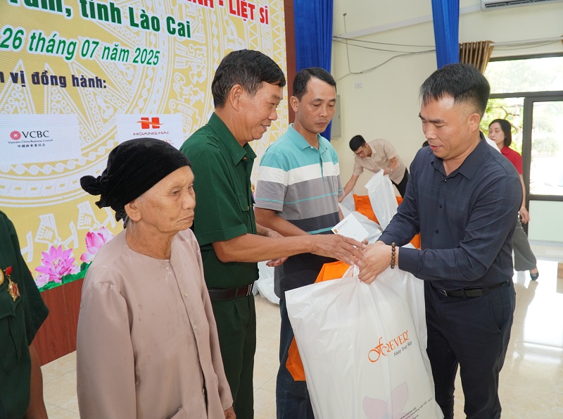 Agriculture and Environment Magazine honors families of wounded and fallen soldiers in Lao Cai