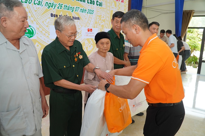 Agriculture and Environment Magazine honors families of wounded and fallen soldiers in Lao Cai