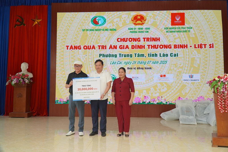 Agriculture and Environment Magazine honors families of wounded and fallen soldiers in Lao Cai