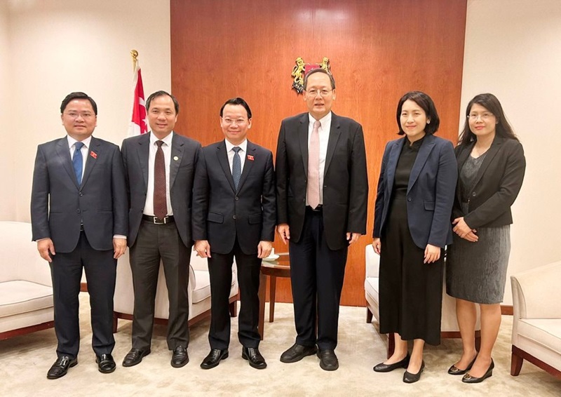 Minister Do Duc Duy holds talks with Singapore’s Minister for Manpower and Minister for Trade and Industry