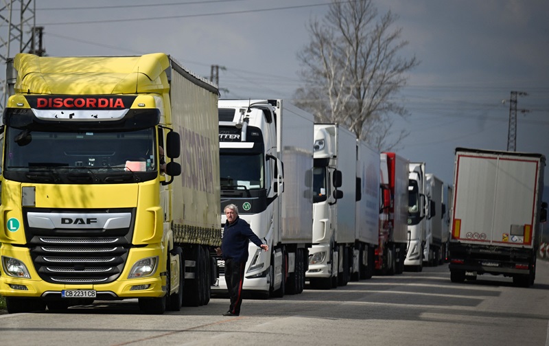 EU backs legislation to cut truck CO2 emissions significantly
