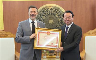 Awarding the Medal for the Cause of Natural Resources and Environment to the Australian Ambassador to Vietnam