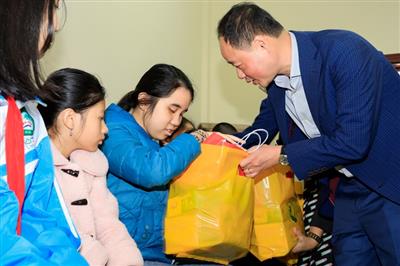 Chairman of Lam Dong provincial people's committee brings mid-autumn cheer to disabled children