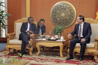 Deputy Minister Le Cong Thanh Receives Special Advisor on Climate Action of the United Nations