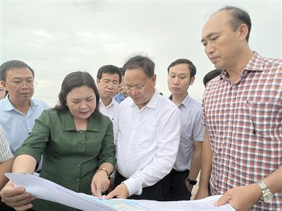 Deputy Minister of MONRE Le Minh Ngan inspects coastal erosion prevention project at Con Nhan, Ba Tri, Ben Tre