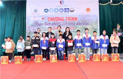 The Natural Resources and Environment Magazine brings Tet gifts to Quan Ba, Ha Giang