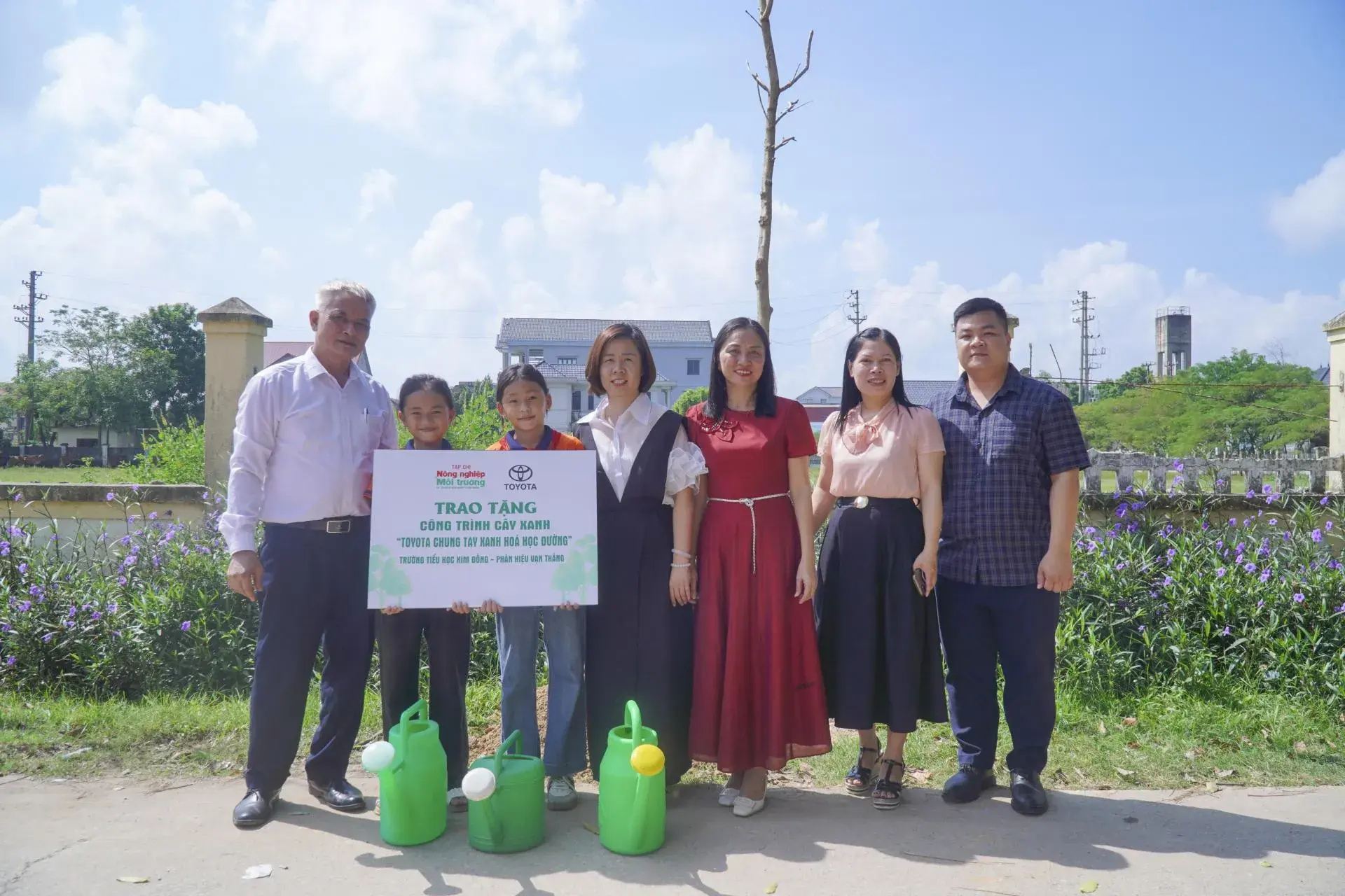 Agriculture and Environment Magazine  and Toyota Viet Nam plant trees at schools in Thanh Hoa