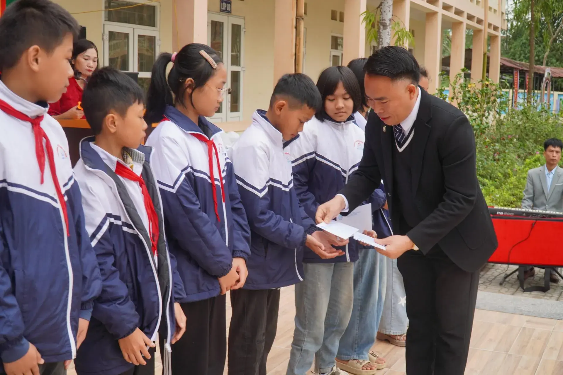 The Agriculture and Environment Magazine awards scholarships to students in Thanh Hoa